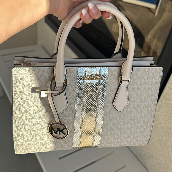 MICHAEL KORS BRAND NEW SHEILA MEDIUM SIGNATURE LOGO METALLIC SATCHEL - Picture 4 of 17